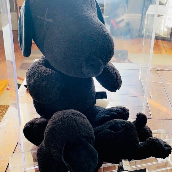 KAWS X PEANUTS X UNIQLO – ‘BLACK’ SNOOPY PLUSH - Picture 2 of 10